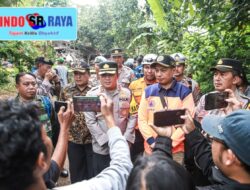 Polres Jombang Bersama TNI, Bantu Pencarian Korban Tanah Longsor