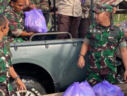 Dandim 1009/Tanah Laut Sapa Warga Serta Berikan Bantuan Logistik Kepada Warga Yang Terdampak Banjir Di Kecamatan Kurau