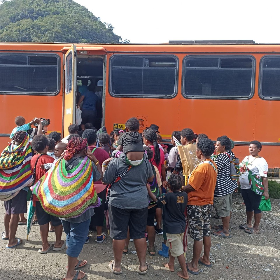 Bantu Kenyamanan Warga, Satgas Yonif 611/Awang Long Melaksanakan Pengamanan dan Pengawalan Bus