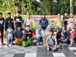 Aliansi Madura Indonesia Kembali Gelar Aksi Berbagi Takjil di Depan Balai Kota Surabaya