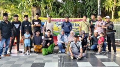 Aliansi Madura Indonesia Kembali Gelar Aksi Berbagi Takjil di Depan Balai Kota Surabaya