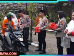 Samsat Surabaya Timur Berbagi 300 Takjil Kepada Pengguna Jalan Raya dan Masyarakat Sekitar