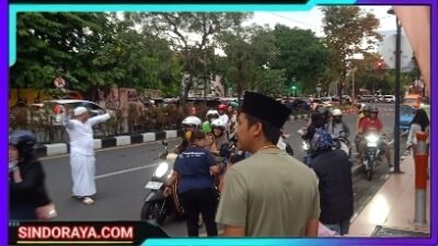 Segenap Staf dan Redaksi Bnewsnasional.org Bagikan Ratusan Takjil di Depan Hotel Sahid Surabaya