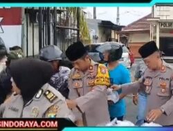 Tebar Kebaikan di Bulan Ramadhan, Polsek Krembangan Bagikan 100 Paket Takjil Kepada Masyarakat