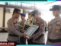 Kapolres Sampang Berikan Penghargaan Kepada Juara 1 Lomba Adzan Khusus TNI-Polri Se-Jawa Timur