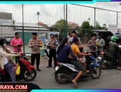 Ramadhan Penuh Berkah Polsek Asemrowo Bagikan Takjil ke Warga di Surabaya