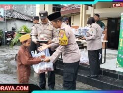 Polsek Krembangan Bagikan 150 Paket Takjil ke Warga dan Tukang Becak di Surabaya