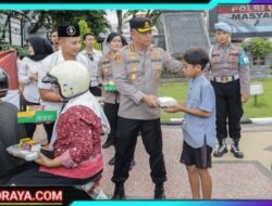 Berkah Ramadhan, Kapolrestabes Surabaya Bagikan 300 Paket Takjil