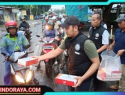 Satresnarkoba Polres Pelabuhan Tanjung Perak Bagikan Takjil Untuk Masyarakat di Surabaya