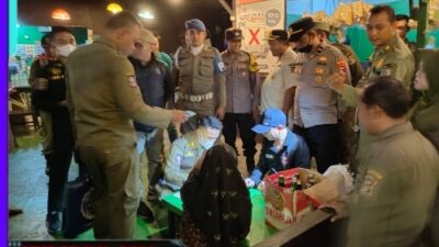 Forkopimka Kenjeran Gerebek Kafe di Jalan Tambak Wedi Pesisir, Amankan Puluhan Botol Miras