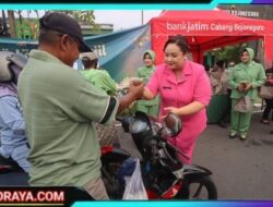 Kompak, Bhayangkari dan Persit Bagikan Takjil Kepada Masyarakat di Bojonegoro