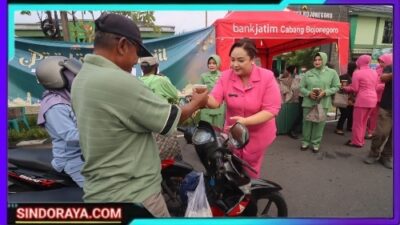 Kompak, Bhayangkari dan Persit Bagikan Takjil Kepada Masyarakat di Bojonegoro