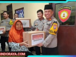 Berkah Ramadhan : Kapolsek Semampir Bagikan Bantuan Sosial Untuk Warga Kurang Mampu