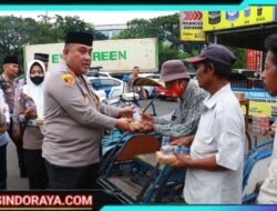 Kapolres Pelabuhan Tanjung Perak Berbagi Takjil dan Sosialisasi Hotline Mudik Polri 110