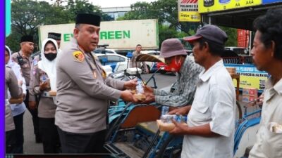 Kapolres Pelabuhan Tanjung Perak Berbagi Takjil dan Sosialisasi Hotline Mudik Polri 110