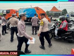 Polsek Krembangan Bagikan 150 Paket Takjil Untuk Warga di Bulan Ramadhan