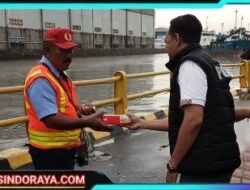 Kepedulian Polres Pelabuhan Tanjung Perak Berbagi Takjil di Penghujung Ramadhan