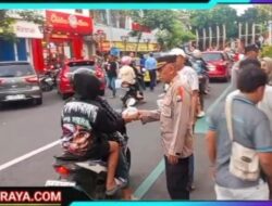 Sinergi Humas Polres dan MIO Nganjuk, Ratusan Takjil Dibagikan Untuk Pengguna Jalan