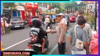 Sinergi Humas Polres dan MIO Nganjuk, Ratusan Takjil Dibagikan Untuk Pengguna Jalan