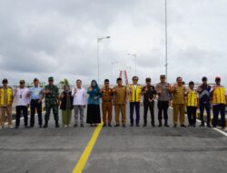 Dandim 1208/Sambas Dampingi Bupati Sambas Laksankan Pembukaan Lalu Lintas (Open Traffic) Jembatan Sungai Sambas Besar
