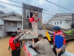 Cerita Kapolsek Pesanggrahan Evakuasi Warga Banjir yang Terjebak dari Lantai Dua
