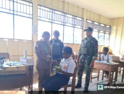 Dampingi Tenaga Kesehatan Puskesmas Jila, Satgas Yonif 611/Awang Long Turut Bagikan Suplemen Siswi SMP Jila