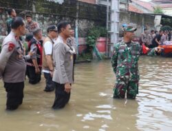 Polri Turun Evakuasi Bantu Warga Korban Banjir di Bekasi dan Depok