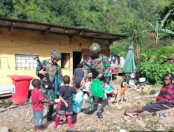 Peduli Kesehatan dan Gizi Anak, Satgas Yonif 611/Awang Long Bagikan Makanan Bergizi