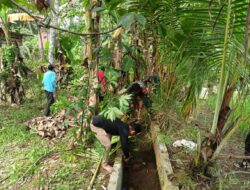 Aksi Babinsa dan Warga Desa Takulat: Bersihkan Parit untuk Mencegah Bencana Banjir