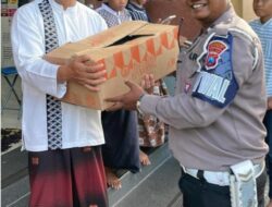 Kepedulian di Bulan Suci: Sat Samapta Polrestabes Surabaya Berbagi Takjil untuk Masyarakat