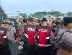 Sat. Samapta Polres Pelabuhan Tanjung Perak Berbagi Takjil di Pelabuhan Gapura Surya Nusantara