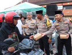 Masyarakat Antusias, Sobat Lantas Bagikan Takjil di Kota Mojokerto