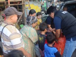 Satres Narkoba Polres Pelabuhan Tanjung Perak Bagikan Takjil Ramadan di Kawasan Jalan Kunti Surabaya
