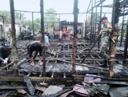 Bahu-Membahu, TNI dan Warga Bersihkan Puing Kebakaran