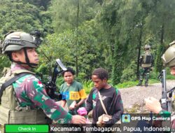 Tingkatkan Kemanunggalan TNl Rakyat, Personil Satgas Yonif 611/ Awang Long Jalin Komunikasi Sosial Warga Mimika