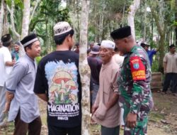 Ikut Berbelasungkawa Babinsa Temajuk Melayat Kerumah Warga Yang Meninggal