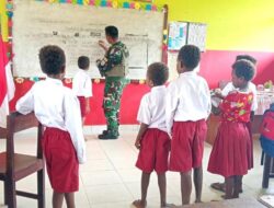 Tingkatkan Motivasi Belajar, Personel Satgas Yonif 611/Awl Berikan Bimbingan Kepada Siswa di Distrik Mimika