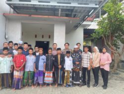 Anggota Satreskrim Polres Rembang bersama anak yatim berdoa bersama