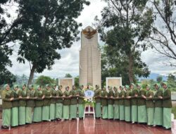 Ketua Persit KCK Cabang XXXII Dim 1009 Koorcab Rem 101 PD VI/Mulawarman Pimpin Ziarah Rombongan HUT Persit Ke-79