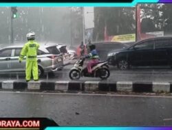 Anggota Pos Pam Kertosono Tetap Siaga Hadapi Arus Balik di Tengah Hujan