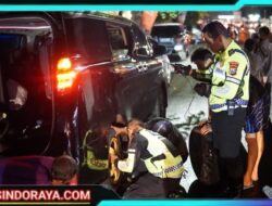 Sigap Polantas Polres Tuban Bantu Pemudik yang Alami Pecah Ban Tuai Pujian