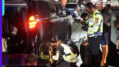 Sigap Polantas Polres Tuban Bantu Pemudik yang Alami Pecah Ban Tuai Pujian