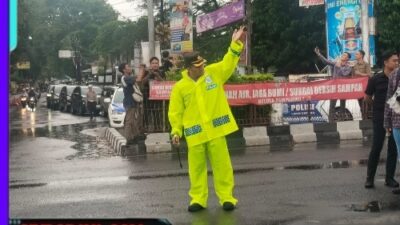 Kapolres Nganjuk Pimpin Penguraian Arus Balik di Simpang 4 Traffic Light Kertosono di Tengah Cuaca Ekstrem