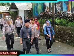 Patroli Jalan Kaki Kapolrestabes Surabaya di KBS, Bagi Cokelat dan Jamin Keamanan Pengunjung