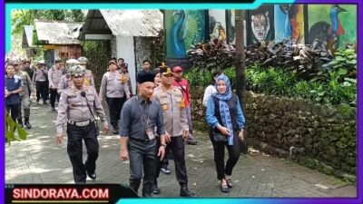 Patroli Jalan Kaki Kapolrestabes Surabaya di KBS, Bagi Cokelat dan Jamin Keamanan Pengunjung