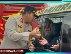Pantau Arus Balik Lebaran di Mengkreng, Kapolres Kediri Berbagi Minuman Untuk Pengguna Jalan