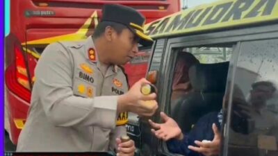 Pantau Arus Balik Lebaran di Mengkreng, Kapolres Kediri Berbagi Minuman Untuk Pengguna Jalan