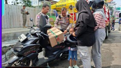 Bantu Pemudik Kehabisan Bensin, Polisi di Kota Kediri Tuai Pujian