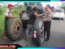 Salut, Pak Polisi ini Bantu Sopir Truk Ganti Ban di Tengah Padatnya Lalin Gresik