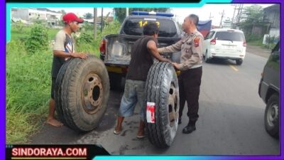 Salut, Pak Polisi ini Bantu Sopir Truk Ganti Ban di Tengah Padatnya Lalin Gresik
